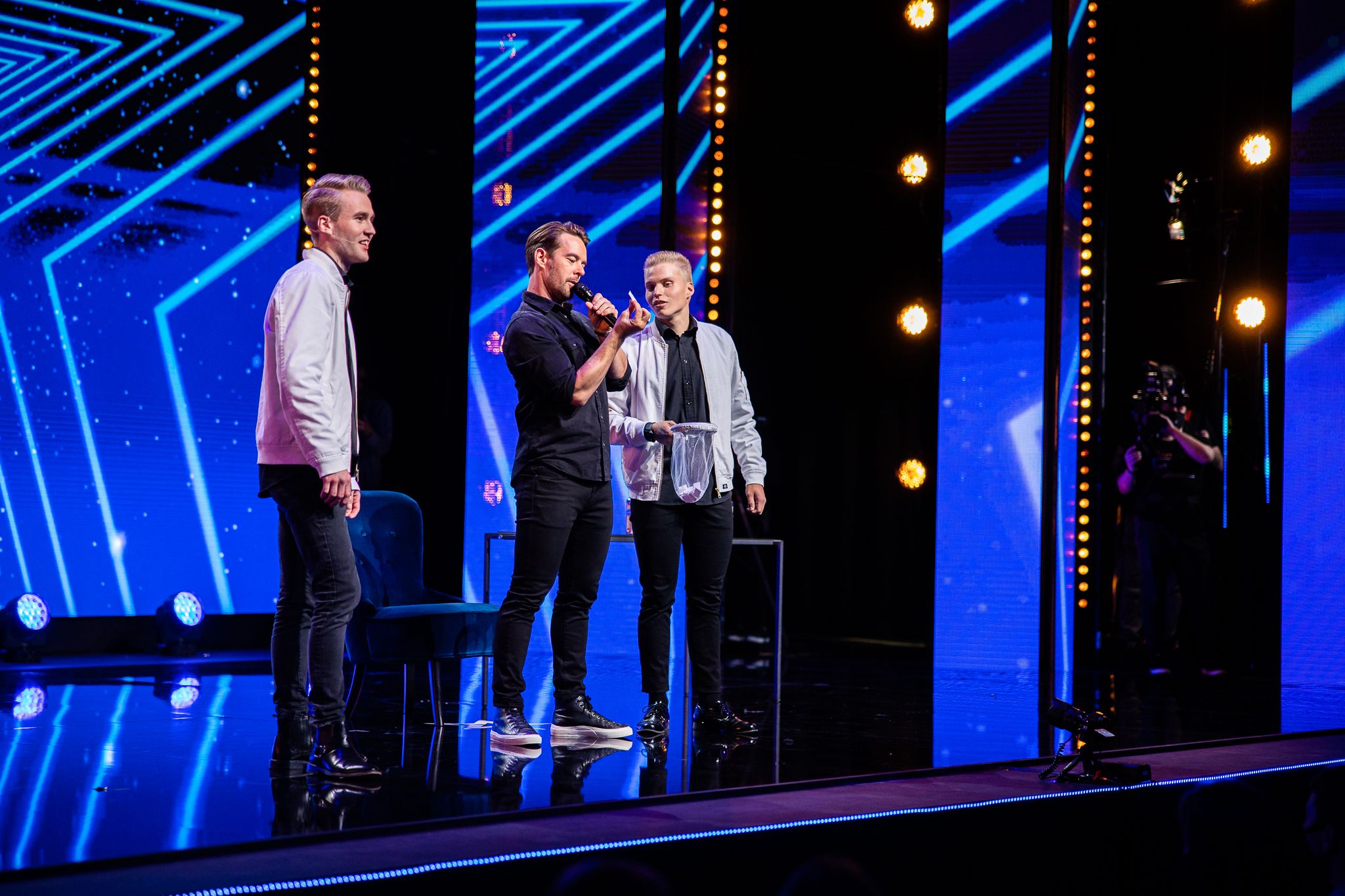 Jari Hynynen ja Aatu Itkonen Mikko Leppilammen kanssa Talent Suomi -ohjelman lavalla