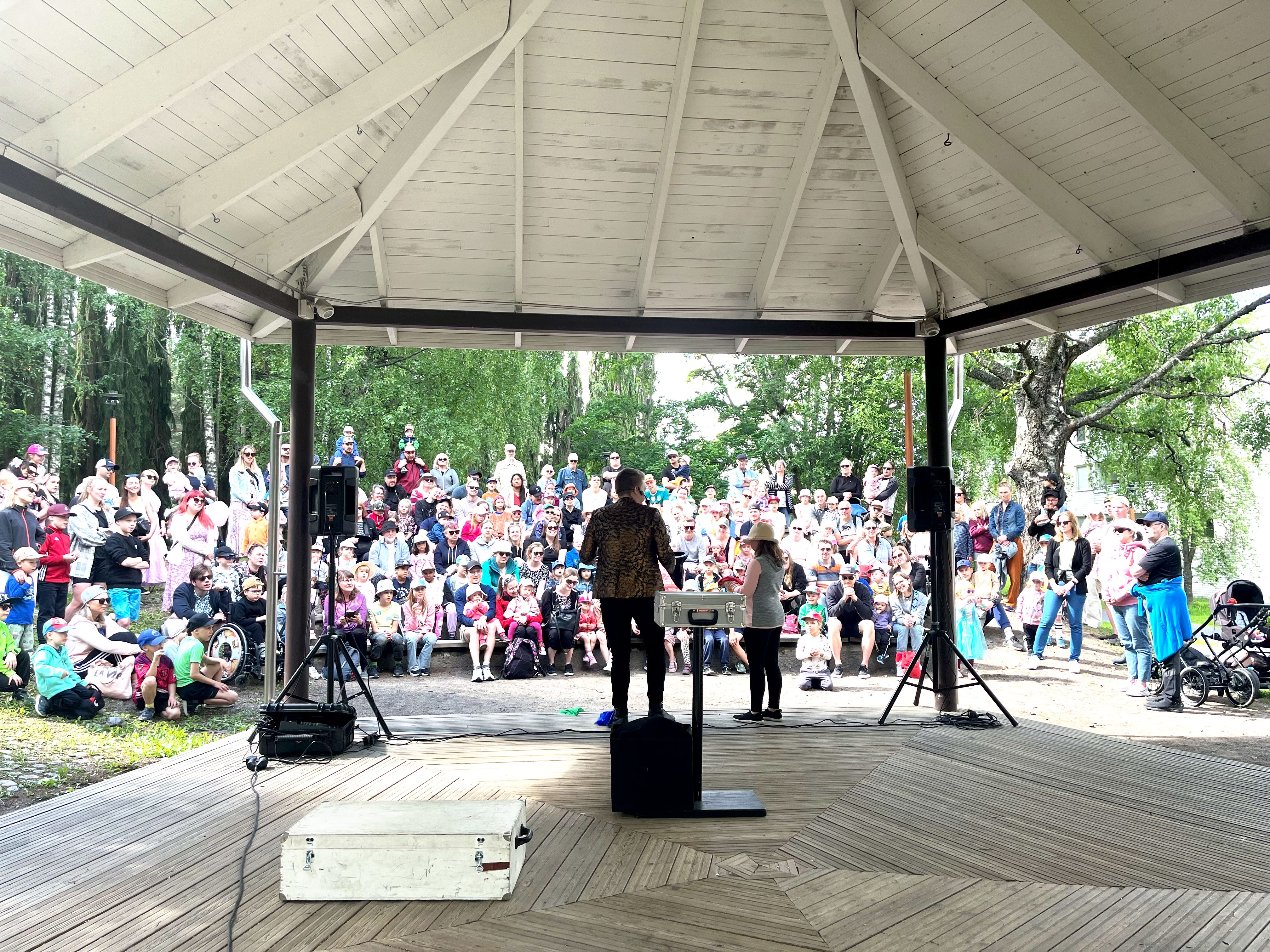 Jari Hynynen esiintymässä ulkolavalla suurelle yleisölle